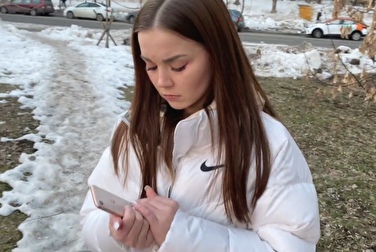 Un gars casse son iPhone — c'est une raison pour le larguer et sucer la bite d'un inconnu