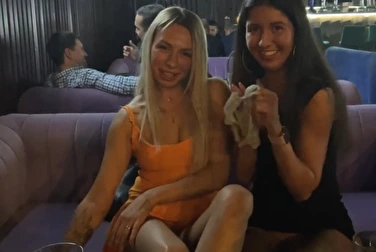 Combien ces copines ont-elles bu si elles ont déjà enlevé leur culotte dans le club ?