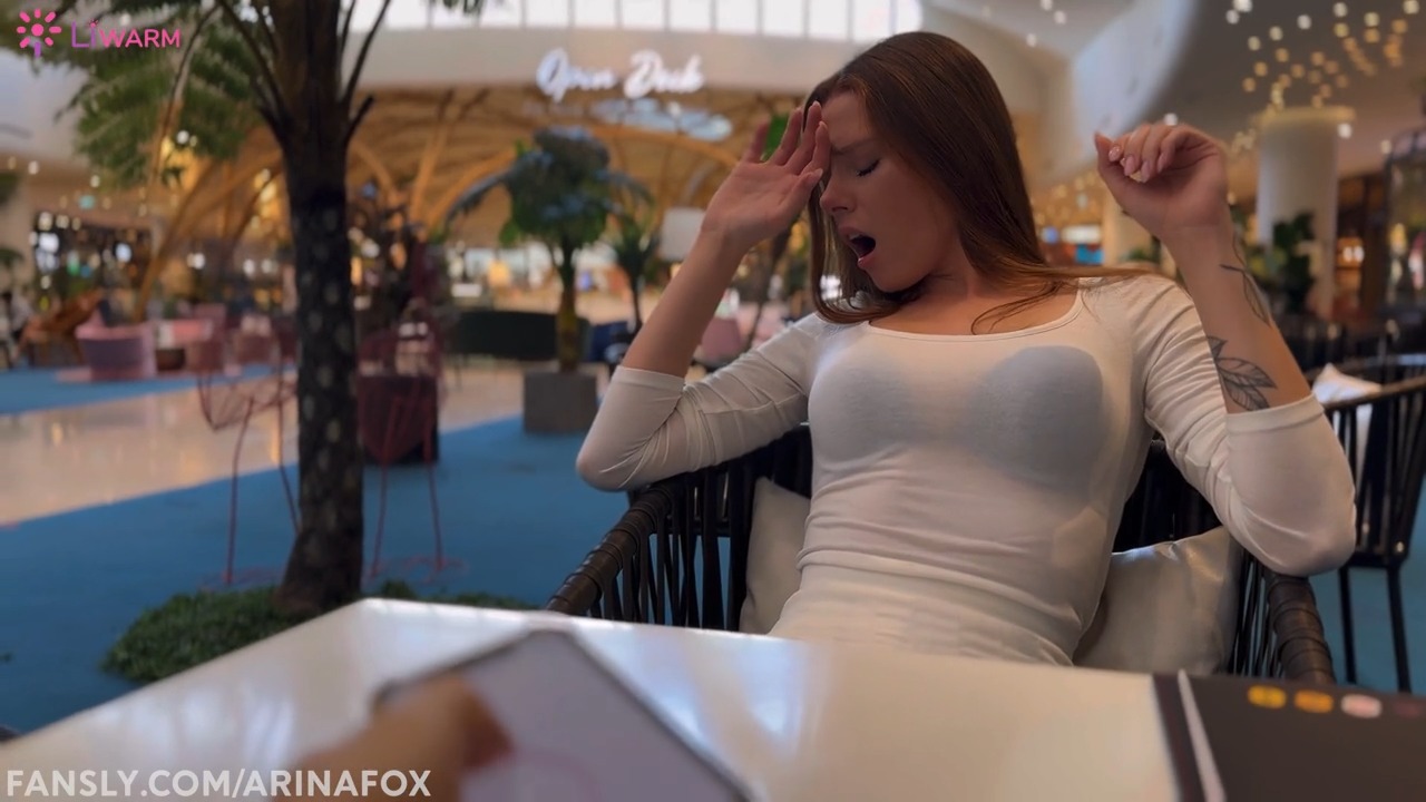 Téléchargement gratuit Avec un vibromasseur dans le centre commercial, et voilà le résultat : elle jouit, ses jolies jambes tremblent