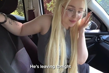 Je trompe mon mari tous les jours - il va au travail et je vais directement à la bite d'un autre homme