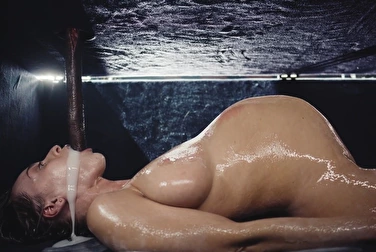 La creampie de l'extraterrestre l'a presque fait pleurer, et elle a joui aussi