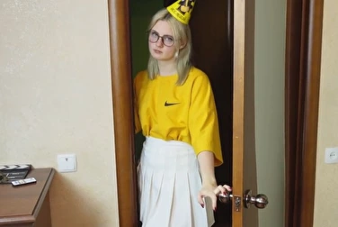 J'ai 18 ans, yay ! Baise-moi, demi-frère, tu peux jouir là 😏