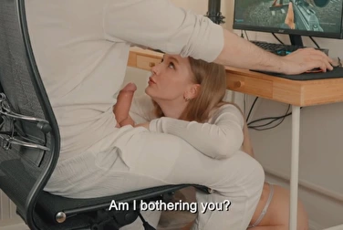 J'ai trouvé la fille parfaite - je joue et elle me suce sous la table