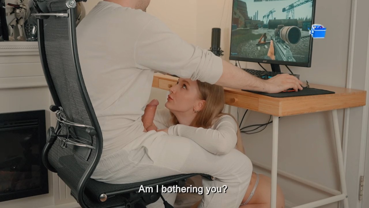 Téléchargement gratuit J'ai trouvé la fille parfaite - je joue et elle me suce sous la table