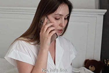 Bonjour, chérie ! Votre fils se promène tout nu, peut-il encore me baiser ?