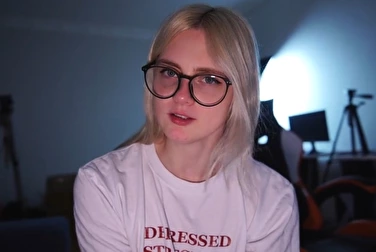 Vous êtes dans ma zone d'amis, c'est embarrassant. Laissez-moi vous sucer un peu