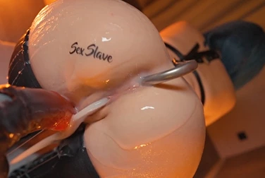 Oui, il y a un crochet anal dedans ! Il rend les orgasmes si vivants