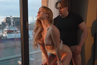 Il me fait une fellation pendant que les gens regardent dans la rue 👀