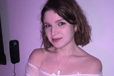 Je la regarde et je sais que c'est le destin C'est moi qui dois déchirer son célibat