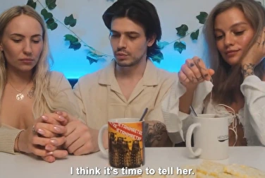 Je suis donc une fille adoptive ? Pour que je puisse baiser mon beau-père tous les soirs