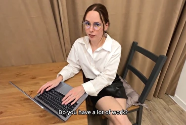 Vous attendez que votre secrétaire vous fasse un rapport et quelqu'un la baise