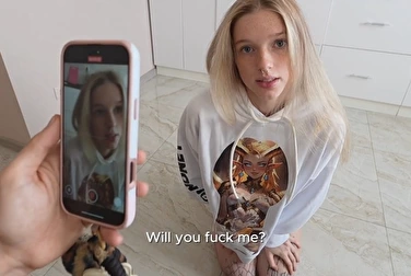 Elle s'est mise à genoux et m'a demandé de la baiser 😳 Pourquoi me suis-je donné la peine ?