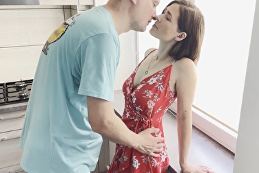 Il s'est approché de sa femme, l'a mise entre ses jambes et s'est éloigné 👀 (il a aussi éjaculé dans sa bouche)