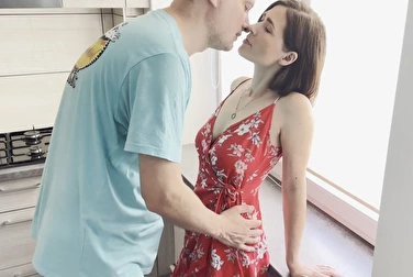 Il s'est approché de sa femme, l'a mise entre ses jambes et s'est éloigné 👀 (il a aussi éjaculé dans sa bouche)