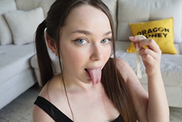 Il m'a fouettée, a mis son doigt dans mon cul, m'a baisée et j'ai léché le sperme de ma capote