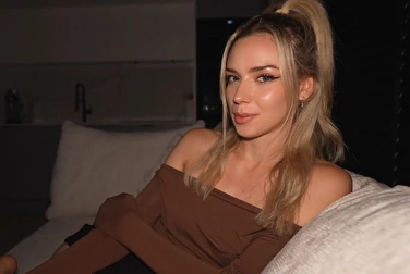 Je ne suis pas là pour regarder un film, je suis là pour sucer une bite. Allez, sortez-la