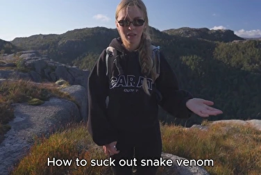 Putain, je suis dans les bois en train de sucer la bite d'un inconnu. (il avait besoin d'une pipe)