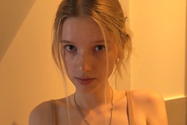 Elle me suçait si fort. Ma sœur faisait-elle allusion au sexe ? 👀