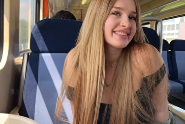Pas de honte, pas de conscience ! Elle a écarté ses belles jambes et s'est excitée directement dans un train