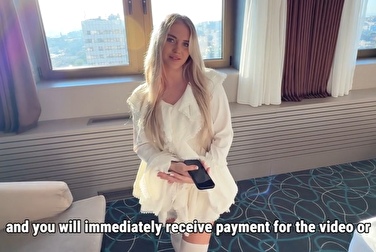 Que se passe-t-il lorsque le paiement n'a pas été effectué - un employé d'hôtel baise en levrette