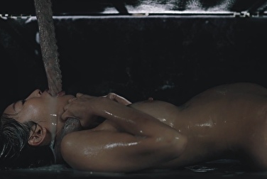 Un tentacule s'est introduit dans une femme asiatique 🤯 Et vous ne croyez toujours pas aux ovnis