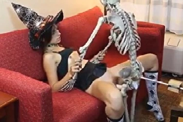 Un squelette avec une bite en caoutchouc baise une jolie petite sorcière