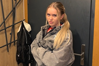 La fille d'un ami est en garde à vue - n'aurai-je rien à payer pour avoir des relations sexuelles avec elle ?