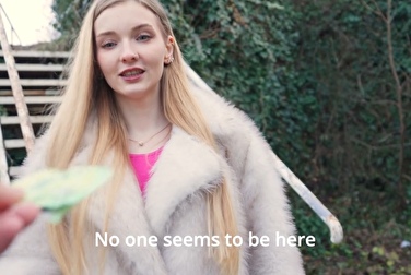 Vous voulez me montrer vos seins pour de l'argent ? Si vous payez plus, je vous ferai une pipe 😏