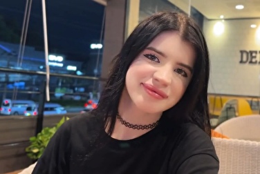 C'est l'inverse 🔄 Ce n'est pas elle, c'est le préparateur d'assiettes et il la baise pour le dîner