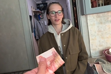 Voici 5 000, maintenant vous allez me baiser et me faire une pipe (et montrez-moi vos seins)