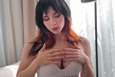 Vous l'avez demandé, nous l'avons mis en ligne ! Vous y trouverez à la fois une scène de sexe avec elle et un let's play de Minecraft 🧱 ⛏️