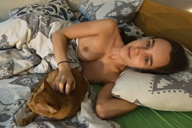Je me suis réveillé, j'ai pris une douche et j'ai pris un petit déjeuner avec une grosse bite