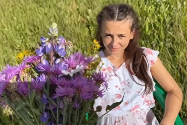 Une rencontre à la campagne s'est bien passée — la fille a sucé et fait une fellation dans le champ