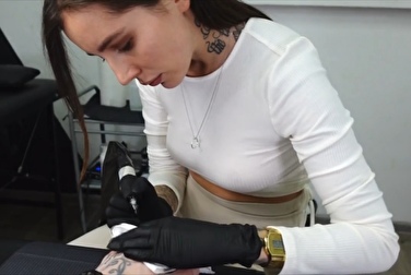 Se faire un autre tatouage pour avoir accès à son corps (partie 3)