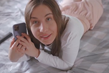 Il est devenu jaloux et a pris le téléphone de Lily — Suce une bite, puis je te la donne