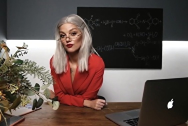 Cette femme enseignante est aussi dérangée pour enseigner aux étudiants qu'elle l'était pour elle-même