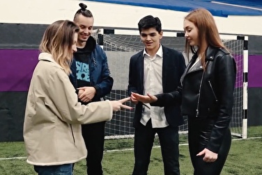 Pendant que les youtubers jouaient au football, les filles se sont retrouvées sans vêtements